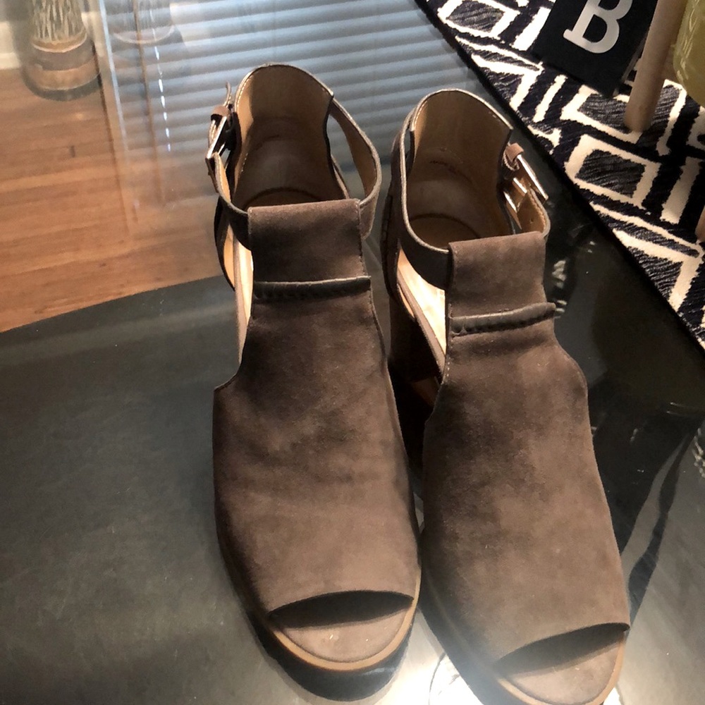 Jack Rodgers Charcoal grey suede nice shoe! Slightly worn in good condition